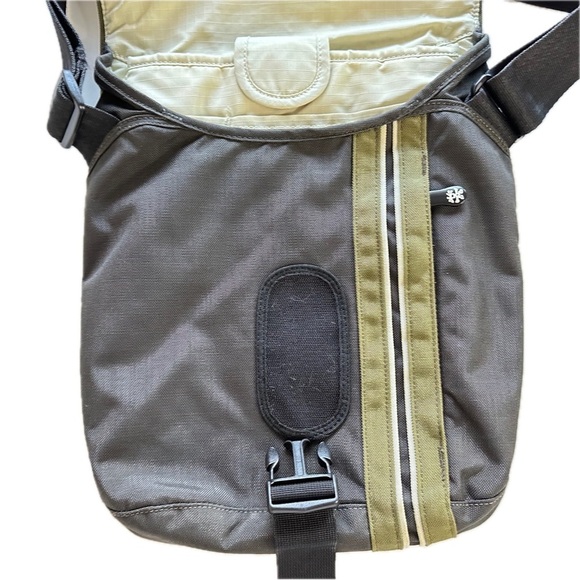 Crumpler Unisex Lightweight Friday Nylons Vertical Messenger Laptop Bag - Picture 3 of 17